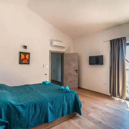With Swimming Pool And Outdoor Kitchen *