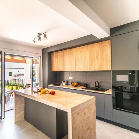 With Swimming Pool And Outdoor Kitchen Villa *