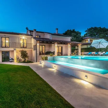 Villa With Swimming Pool And Outdoor Kitchen