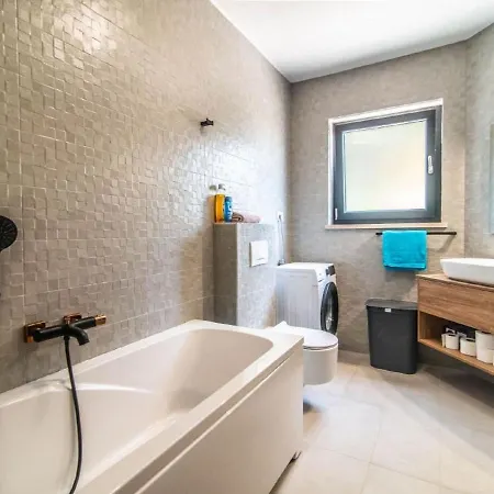 With Swimming Pool And Outdoor Kitchen *