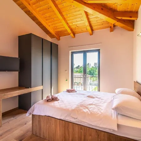 Villa With Swimming Pool And Outdoor Kitchen Svetvincenat