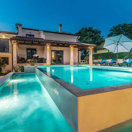 With Swimming Pool And Outdoor Kitchen *