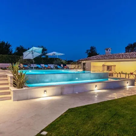 With Swimming Pool And Outdoor Kitchen *