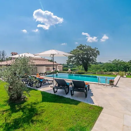 Villa With Swimming Pool And Outdoor Kitchen *