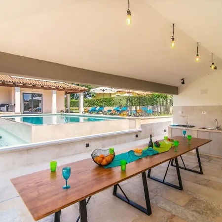 With Swimming Pool And Outdoor Kitchen Villa Svetvincenat