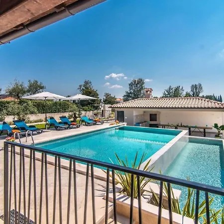 With Swimming Pool And Outdoor Kitchen *