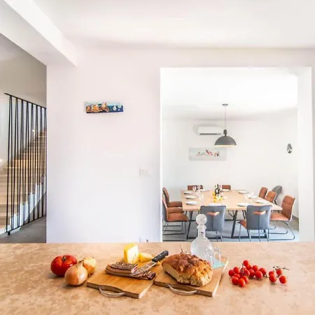 Villa With Swimming Pool And Outdoor Kitchen Svetvincenat